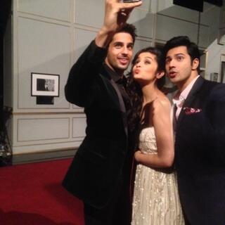 KofeeWithKaran's tweet photo. Varun Dhawan, Sidharth &amp; Alia Bhatt On the Sets of "Koffee With Karan Season 4" <3 ♥ @Varun_dvn http://t.co/TnsExGUfPB