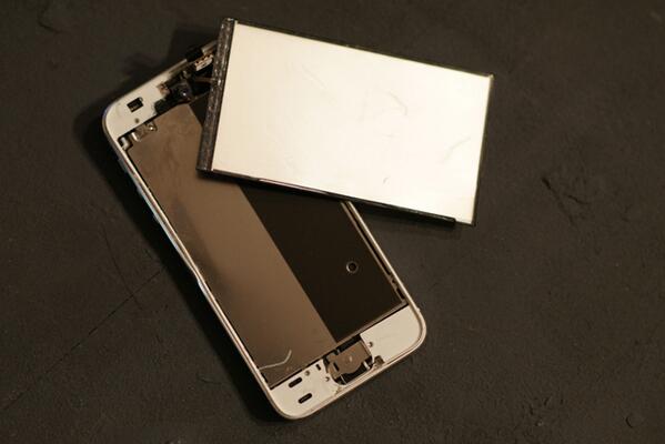 adagadu's tweet photo. @adagaduさんがいいねしました"@Lulu__19: iPhone5s 買って１４日目で大破。フロント部分が全部吹っ飛んで中身の液晶飛び出してる！　もう何も映らないし使えない！http://t.co/IMjLdIGs4V　 https://t.co/BvGkwlBsMO"