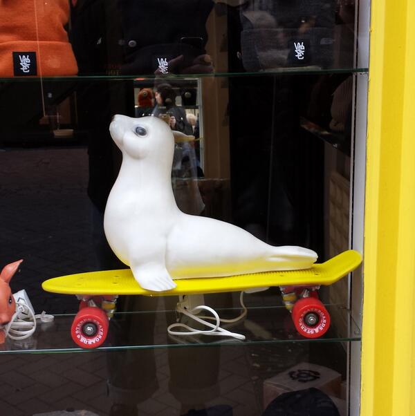 Skate Lion >> #ThingsWeSpotOnTheWayToAMeeting