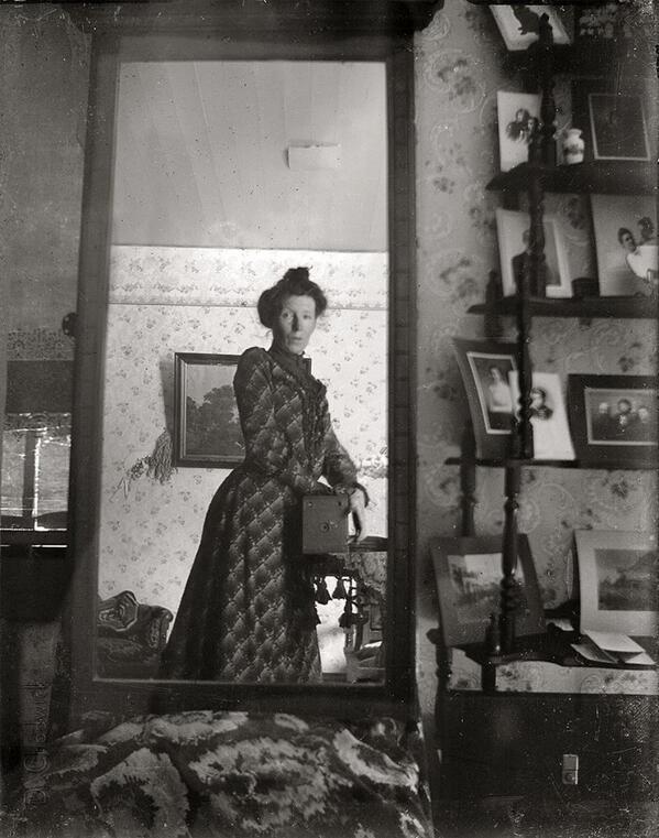 Fact's tweet image. A woman taking a selfie in 1900.