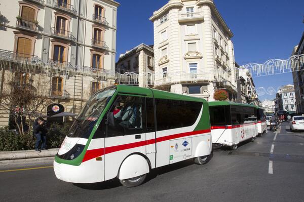 ideal_granada's tweet photo. El tren turístico a la #Alhambra ya está en marcha: http://t.co/5GhEbUBKac #Granada http://t.co/sUHJgGqjaZ