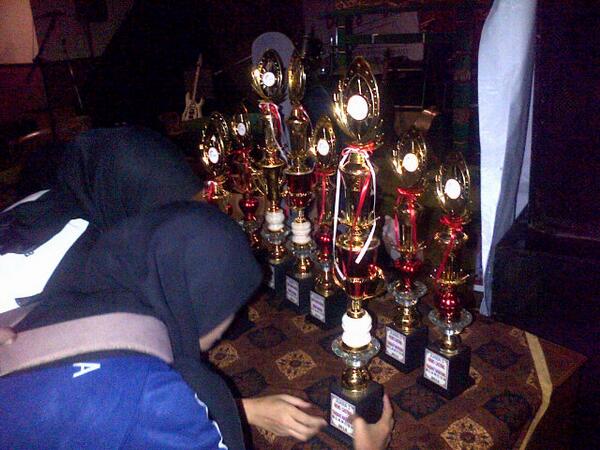 FLATUINJAKARTA's tweet photo. Ini tadi Piala untuk semua kompetisi, Jos Gandos! http://t.co/e3xm1RVlKC