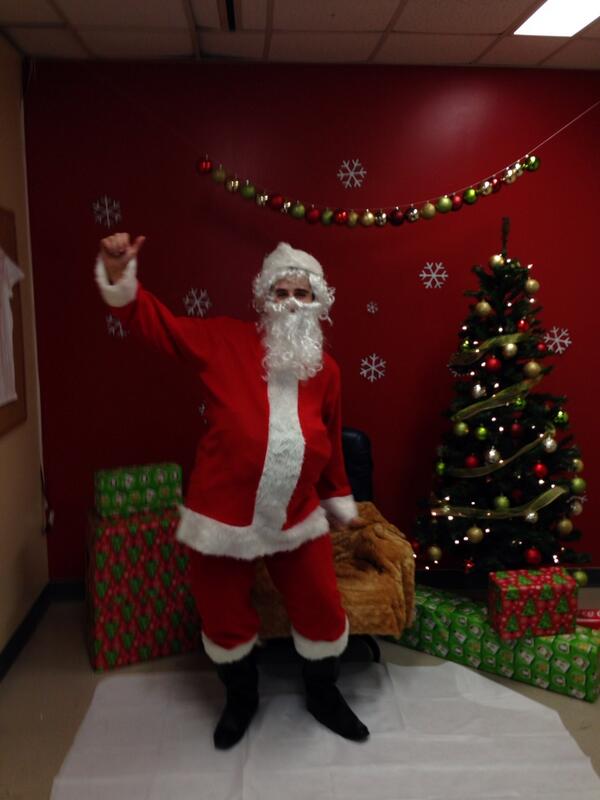 COMITECPAESG's tweet photo. Venez prendre une photo avec Père Noël pour 1$! Profits à la guignolée! http://t.co/l70lTDgf2m