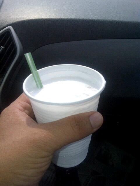 xavicocs's tweet photo. "@andres_larab: Pa el sol y el calor.#aguadecoco es la solución http://t.co/qyBXaTDCzG" hielo d marqueta y colorante blanco.. lindo refresco