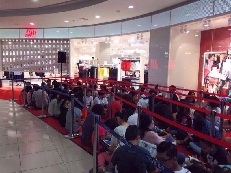 H M Malaysia on X H M fans waiting eagerly to enter our new store at 1st Avenue Penang Are you here hmmalaysia http t hFYLkY6sqv X