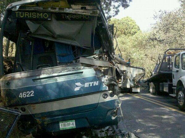 ElvisAgLec's tweet photo. Fuerte choque en la carretera federal 119 deja 13 heridos 8 de ellos menores de edad http://t.co/mZx8f8Ekdv