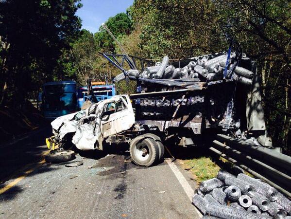 ElvisAgLec's tweet photo. Choque entre autobús procedente del Estado de México y una camioneta que transportaba materiales de construcción http://t.co/uuRrxE8jiT