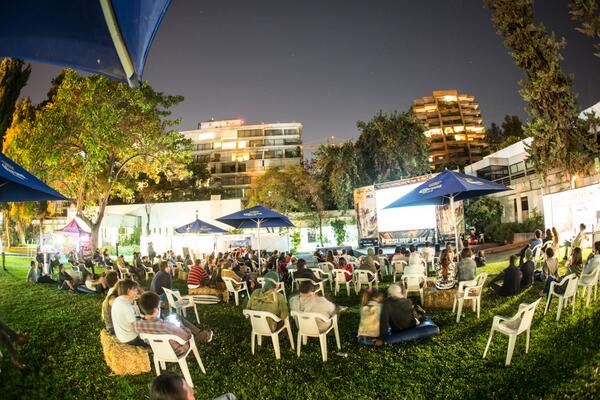 ficsurfchile's tweet photo. Todos disfrutaron de las tardes de primavera y el cine al aire libre! http://t.co/h7yd3uxfMd