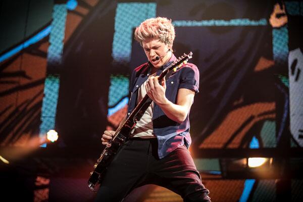 SonyPicsTeens's tweet photo. Have you ever had a #1D dream? Did it involve a guitar serenade from Niall? #1DMovie http://t.co/RnK3y8Xbir