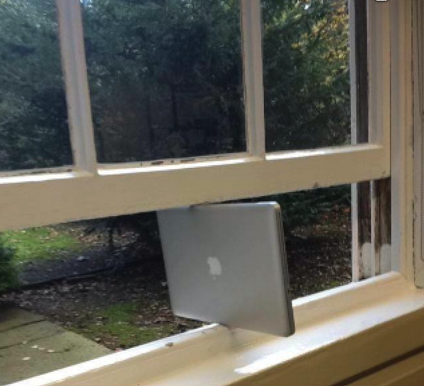 kortabitarte's tweet photo. LOL! RT @GiveMeInternet: Apparently Mac now supports Windows http://t.co/p8a9SgcnJe