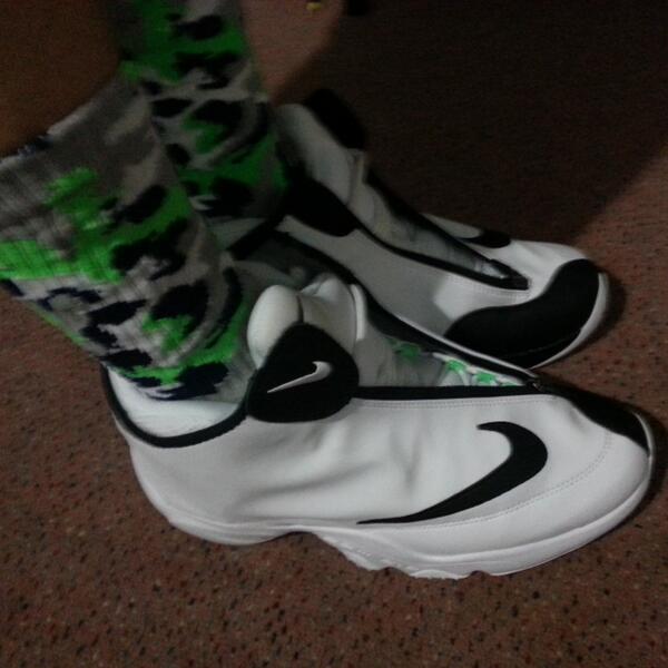 boknows24's tweet photo. Kicks of the day....taking it back to those younger days #flight98 #theglove #sonics #strideline #seshawkscamo http://t.co/EG7rfc4sHz