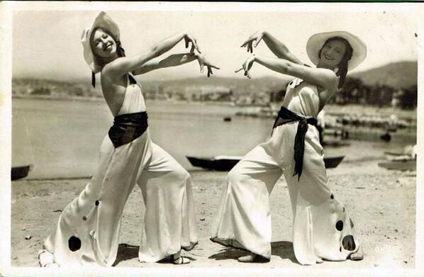 SGPenglish1102's tweet photo. People say sororities have weird hand signs in pics.. but what are they doing? #GammaDelta #GreatDepression #30sclass http://t.co/FSvr5ebIrP