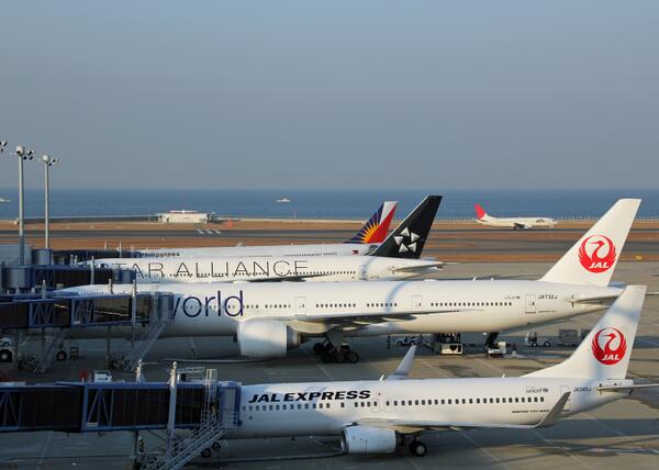 ワンワールド スカイチーム スターアライアンス 777-300ERレア3点セット 今朝スカイデッキからワンワールド塗装機のJAL(777-300ER)とスター