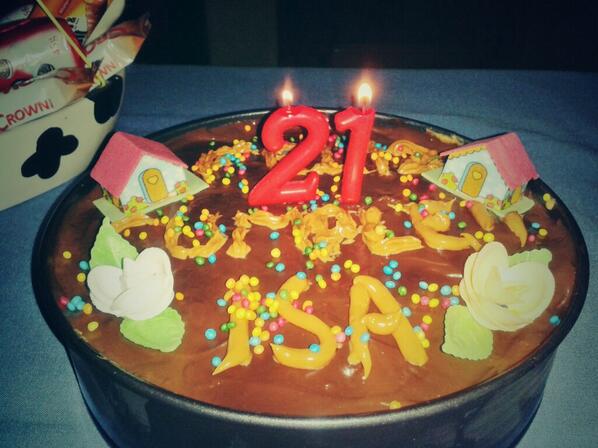 isaSBenitez's tweet photo. Muchísimas gracias por la tarta @almu_garo_29 esta deliciosa! !♥ http://t.co/glCHGBTcc1