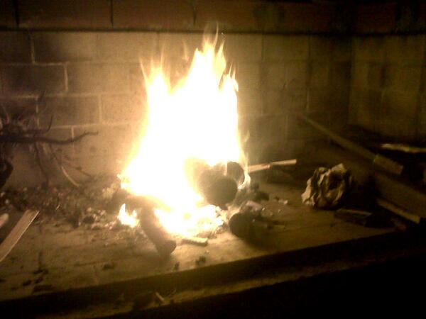 CataZech's tweet photo. "@Jimecalabuig: Cae la noche y la cosa se pone buena #HoyLajiCocina http://t.co/Q2UR16WyIl" buenaa fernandez jaja