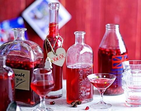 EatYourBooks's tweet image. This DIY Spiced Pomegranate Gin from indexed @JamieMagazine would make a lovely holiday gift: bit.ly/19i2bB9