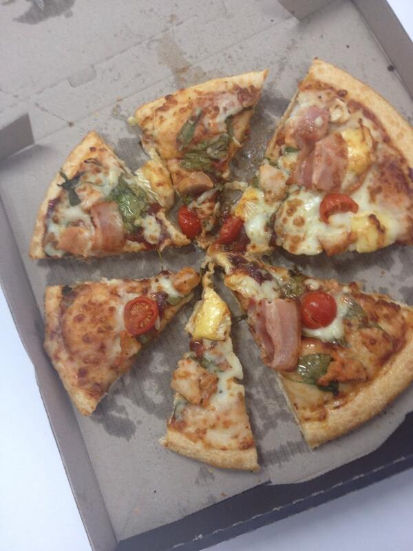 TheDylanHeta's tweet photo. Who cuts the pizza? A blind man???? @dominos_NZ #hourlate #cold #surelyimnotexpectedtopay http://t.co/cZ4XKcAfcw