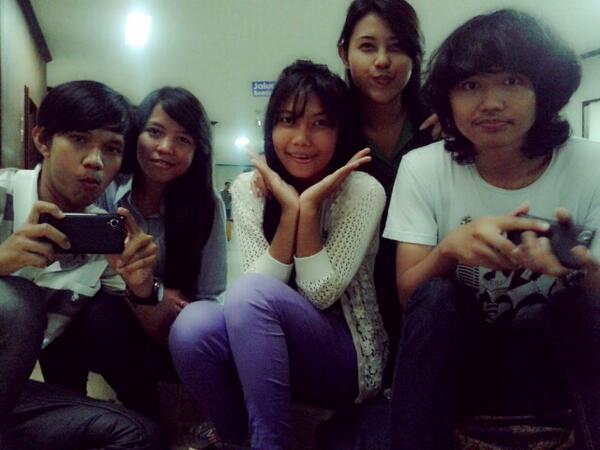um_are's tweet photo. yg ngetwitt ga ada di foto. wkwk @tatitutyas: @IndrianaSagita @Iwanabang @eldavionitaa @mbaverr @um_are http://t.co/DzKGfsFk17"