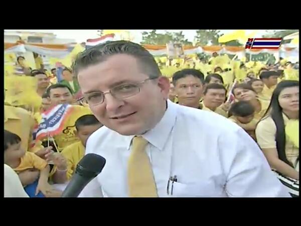 Yanee_ThaiPBS's tweet photo. ฝรั่งคนนี้"อเลกซ์ซานเดอร์" ชาวสวิตอาจารย์ในไทย มาร่วมเข้าเฝ้าฯ บอกรักในหลวง และอยากได้ชื่อไทย #WeLoveKingTH http://t.co/DkWIlduK4Y