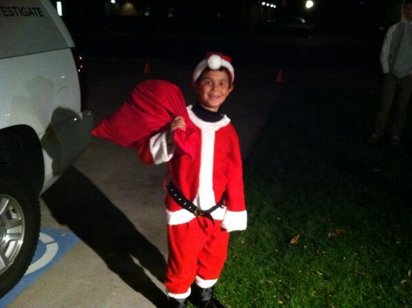 HeatherIshimaru's tweet photo. Cold temps in San Jose cause kids to don North Pole gear to stay warm! http://t.co/nzvYui7Rvu