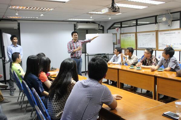 COO <a href="/bbiapparel/">Binabusana Internusa</a> Pak Wiro menyampaikan pesan-pesannya kepada para penerima beasiswa Triputra <a href="/TriputraScholar/">Triputra Scholars</a>