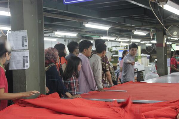 Para <a href="/TriputraScholar/">Triputra Scholars</a> Batch III berkunjung langsung ke Pabrik <a href="/bbiapparel/">Binabusana Internusa</a> 
Semoga mendapatkan banyak pengalaman...