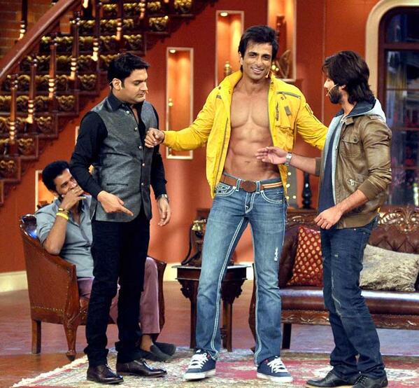 KofeeWithKaran's tweet photo. #ComedyNightsWithKapil with @KapilSharmaK9 &amp; Shahid Kapoor making Sonu Sood show his abs! @shahidkapoor @SonuSood http://t.co/pEduj6TbDL