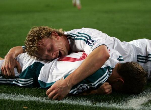 Craig Bellamyの尻を雄尻枕にして眠るDirk Kuyt、良い趣味だ