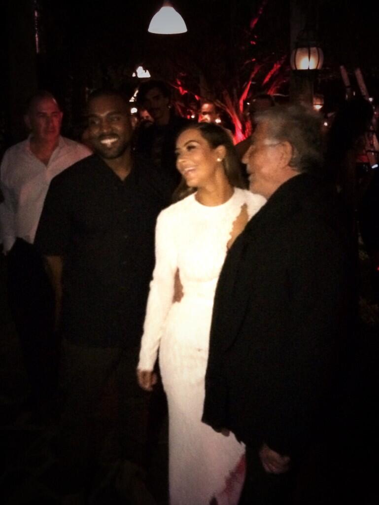 Kanye fake paparazzi face Lipstick Alley