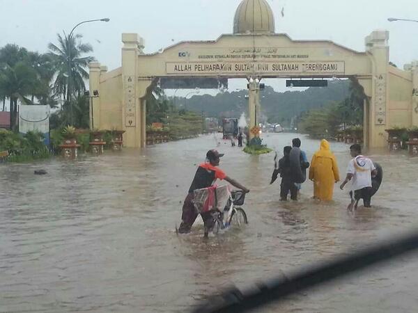 jpamhulutrg's tweet photo. alhamdulillah air semakin surut di sempadan kemaman..@JPAMtwiter @ZubirJuzadJPAM @hjzainun @peja83 http://t.co/qovbvTp3xB