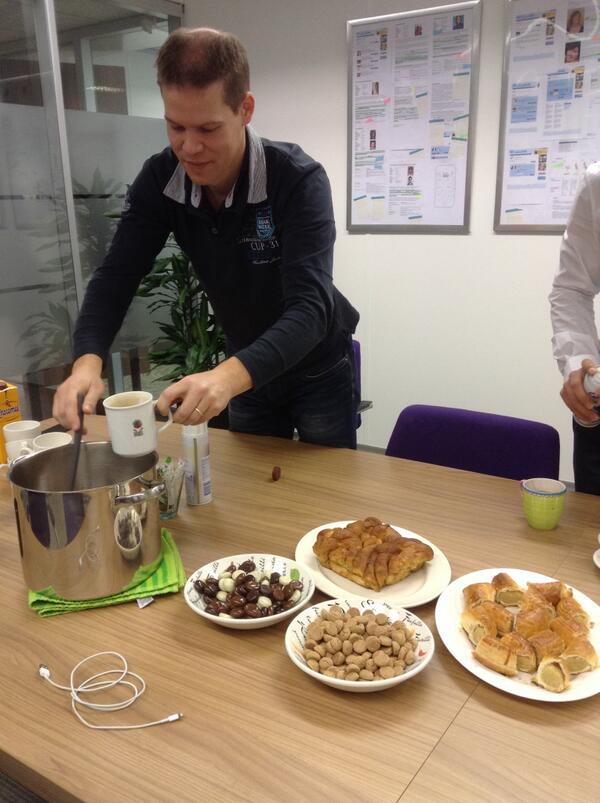 planrad_nl's tweet photo. Sinterklaas bij Pelosa, @pvanzijl trakteert op warme chocomelk en pepernotenbrood http://t.co/FWcWXrVtDp