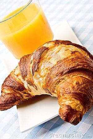 Lekker ontbijten? Bij Spar New Babylon, 2 croissants en een beker verse Jus voor € 2,-