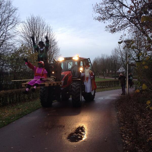 BsDeHooiberg's tweet photo. Welkom Sint en pieten. Wat zijn we blij dat jullie er weer zijn! http://t.co/HKL5bVYqmM