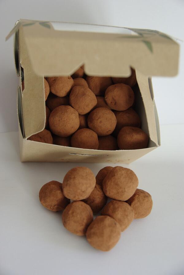 CFrigoulette's tweet photo. Pour Noël, les truffes sans beurre, ni crème, ni gluten, pur praliné noisette, chocolat bio-équitable de São Tomé. http://t.co/IFZGQb4lP0