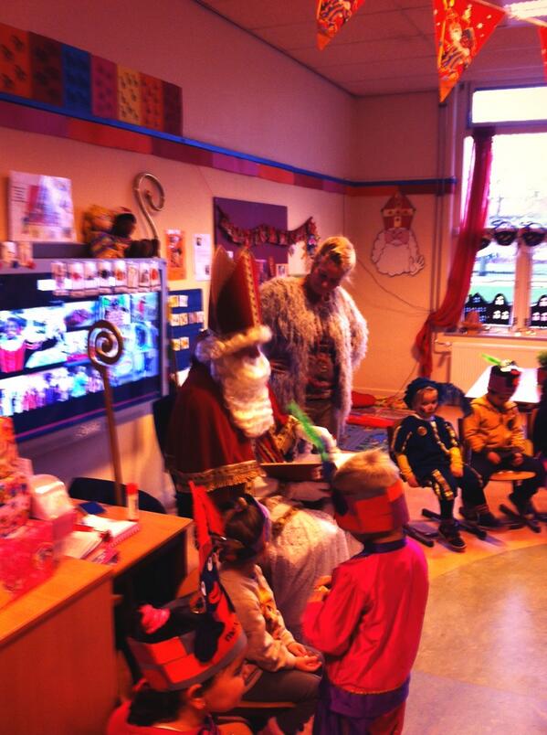 Hoera Sinterklaas is op school.