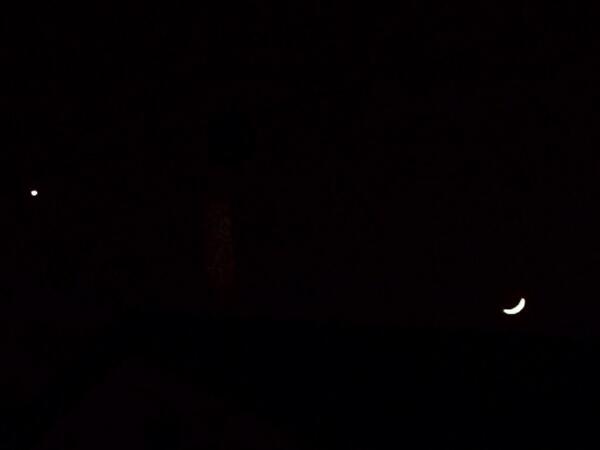 MISASIMPSONBABY's tweet photo. 【お空 情報】お月様が三日月で綺麗ですよ、さらに近くに綺麗なお星さまが見えてますよ。是非空を見てみてください。 http://t.co/63uUNEUBbM