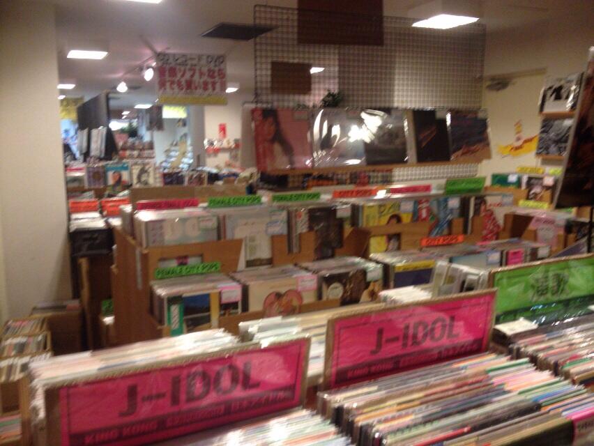 Earp1981 新潟キングコングレコード 滞在時間30分で掘りまくったけど 掘り足りない 古着もリサイクル家電まであるレコ屋さんは初めて アイドル棚まであるし 今度はもっとゆっくりディグしたい Http T Co Pupt1arb1r Twitter