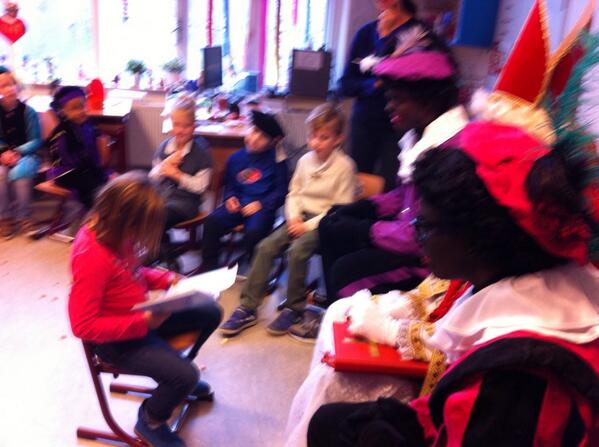 Fleur leest voor aan Sinterklaas.