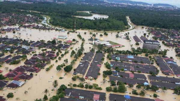 Aikol_Grad_2002's tweet photo. Kuasa Allah..masjid terpelihara dari bencana banjir di Kuantan @mejridzuan @NMR_AAC @biey27 @lady_arpah @matpikiaq77 http://t.co/hRSVitj7LP