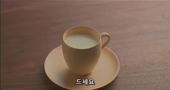 이 영화 심지어 우유 한잔 마저 맛있어 보여.... #해피해피브레드Translate post