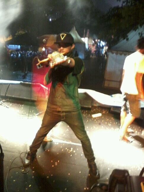 RT <a href="/Dreamsquad_JKT/">Dream squad official</a>: <a href="/Lucky__Ayie/">LuCkY</a> guitaris <a href="/DreamlandJKT/">Dreamland</a> at jakcloth 2013 »»