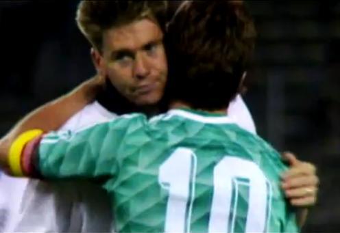 Matthaus consuela a Waddle tras la eliminación inglesa en semifinales, los penals dejaron a Chris sin Mundial y CdE