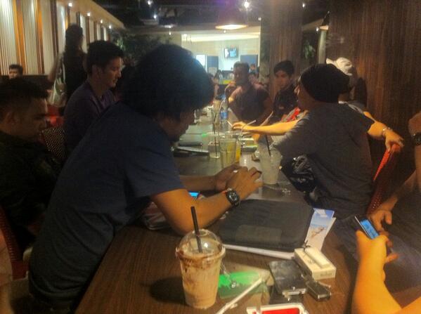 LYLAINDONESIA's tweet photo. Malam ini berkumpul utk brainstorm videoklip #KCKB http://t.co/Y0mWCKcl77