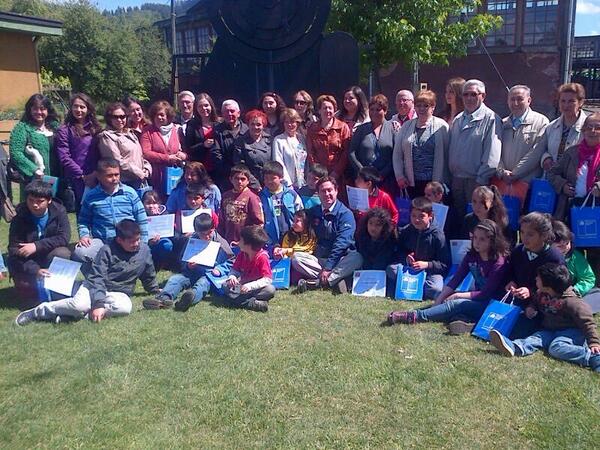 jparavenab's tweet photo. En cierre de programa Asesores Senior 16 adultos mayores profesores y 32 estudiantes de Victoria y Padre Las Casas http://t.co/OsBPBvW0j3