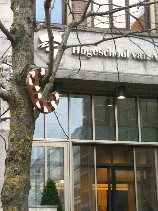 GoldenTerry's tweet image. GESPOT: chocoladeletter waaide tijdens de storm in boom! @chocohashtag @hva @hva_student @hva_nieuws @CommunicatieRMC