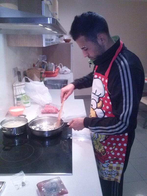 Esther311292's tweet photo. A ver que macarrones me como...jajajja olee mi cocinero guapo http://t.co/iRPcxCvlxw