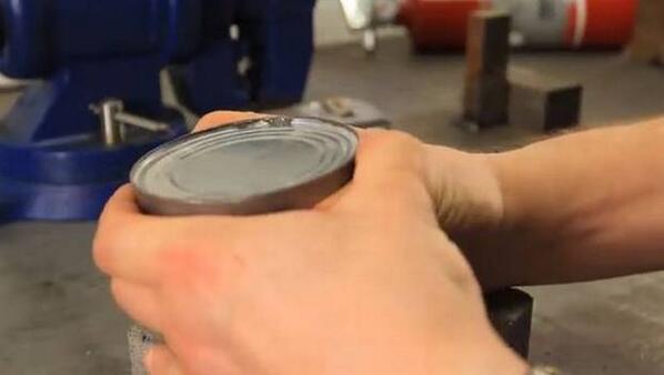 Открытая банка. Как открыть консерву. Смешные способы открывания банок. How to open can. How to open can.