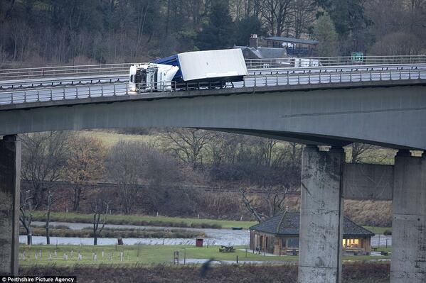 MarkVoganWeather.com on X: "SCARY: Truck dangles on the edge of a windswept Friarton  Bridge, Perth, Scotland. #scotstorm #Xaver (Via Daily Mail)  http://t.co/r37YSgXmtL" / X