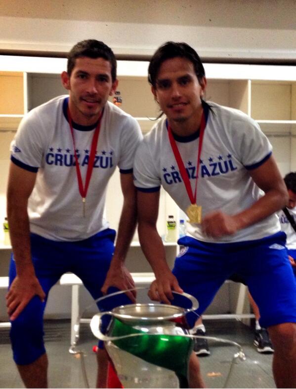 jerryflores15's tweet photo. Gracias Profeeee  jaja @israelcastro5 . Un abrazo Colega 💫✨🎩🐇 http://t.co/Gr16FCeljm