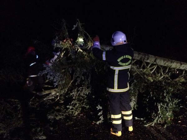 khamborg's tweet image. Kindlersvej i Skanderborg. Horsensvej er nu spærret af her. Seks brandmænd rydder op med livet som indsats  #hsfovejr